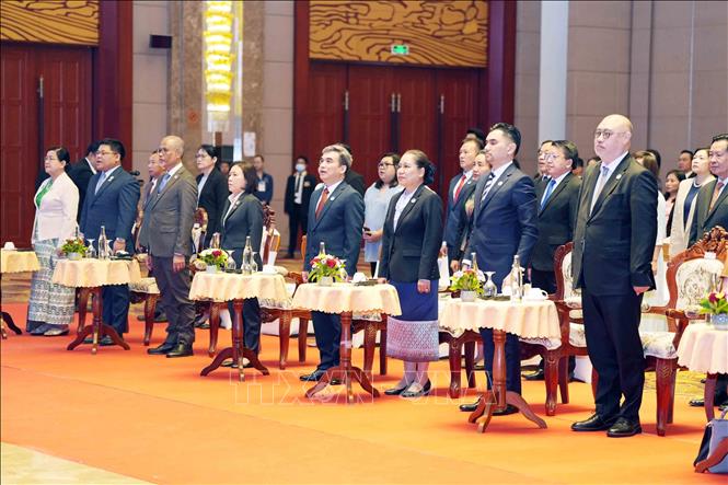 Các đại biểu thực hiện nghi thức chào cờ ASEAN trước lễ khai mạc Hội nghị. Ảnh: Đỗ Bá Thành - PV TTXVN tại Lào.
